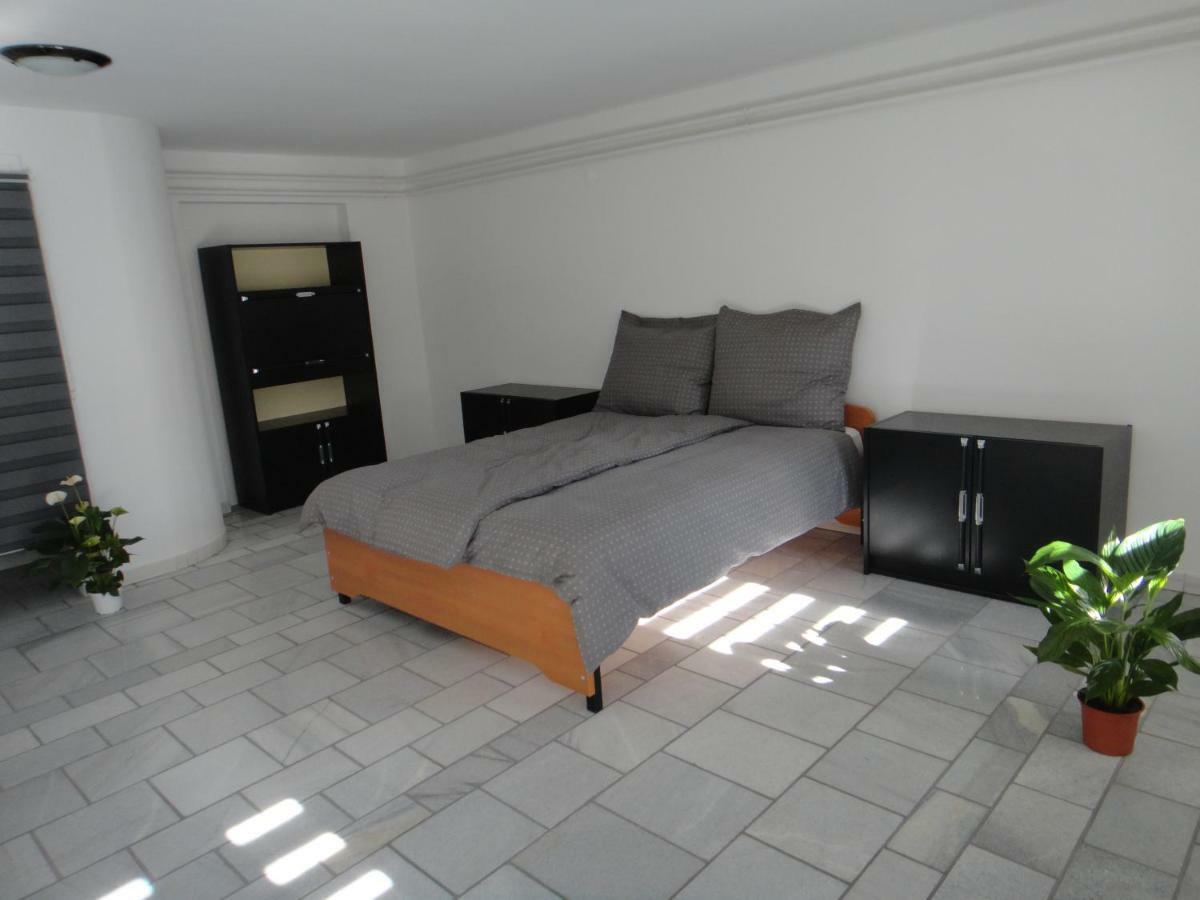 Apartamento Liliom Szeged Exterior foto